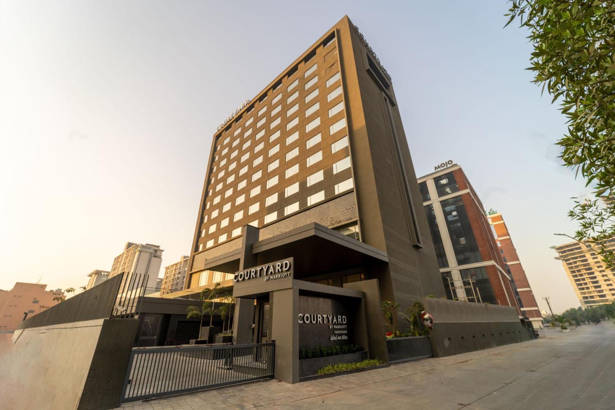 Courtyard By Marriott Vadodara Eksteriør bilde